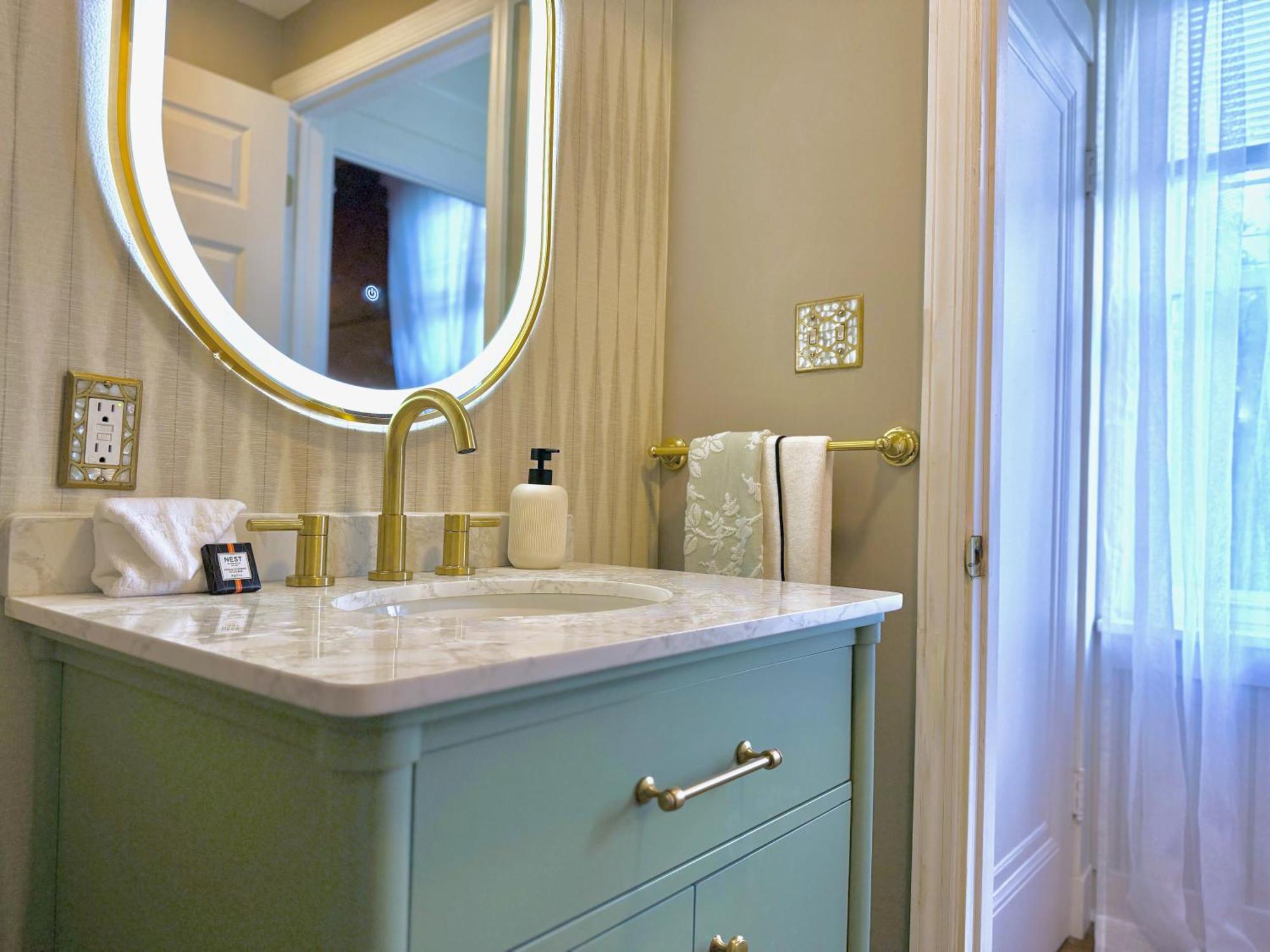 The Colonial At Mount Lebanon By Luxe Pgh Holiday home Pittsburgh
