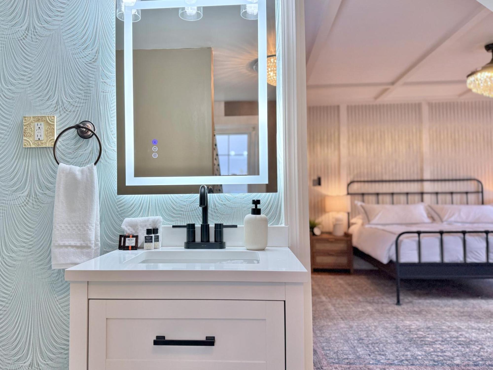 Holiday home The Colonial At Mount Lebanon By Luxe Pgh Pittsburgh